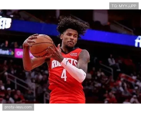 阿克边后卫状态回升，攻防两端表现出色助力球队大胜