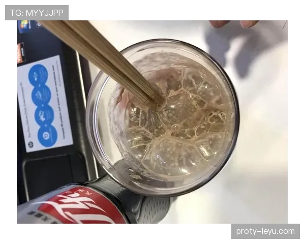 张博恒家的冰箱里塞满蛋白粉，连饮料都是按毫升算的