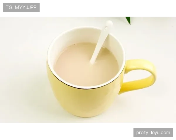 杨力维家的冰箱里塞满了蛋白粉，连饮料都喝零卡的